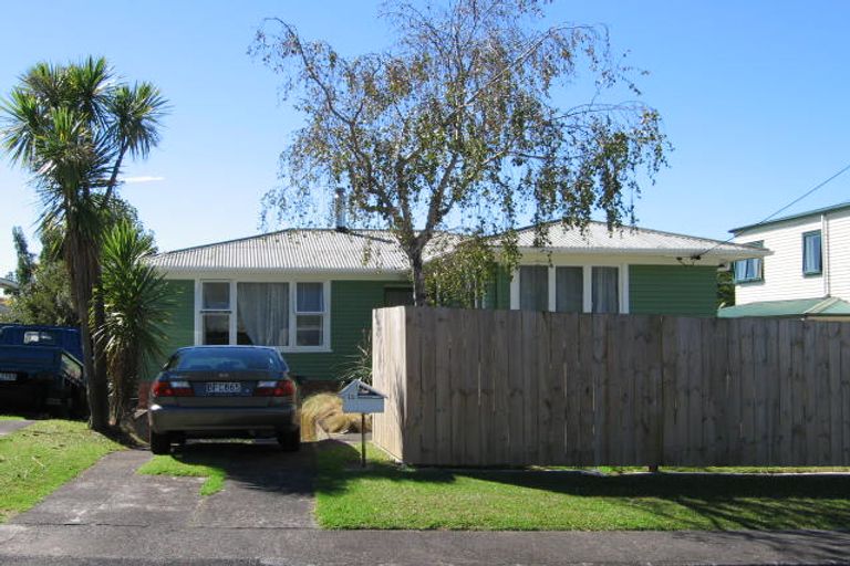 Photo of property in 12 Cron Avenue, Te Atatu South, Auckland, 0610
