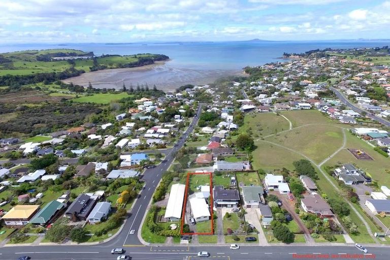Photo of property in 1425 Whangaparaoa Road, Army Bay, Whangaparaoa, 0930