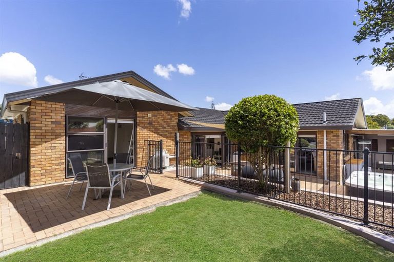 Photo of property in 70 Golfland Drive, Golflands, Auckland, 2013