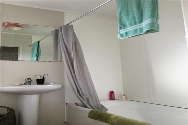 Photo of property in 90 Riverpark Crescent, Henderson, Auckland, 0610