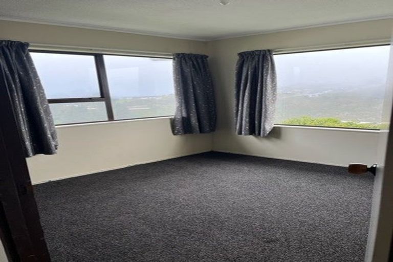 Photo of property in 6 Stroud Way, Newlands, Wellington, 6037