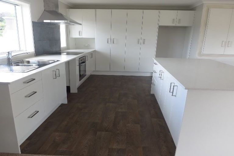 Photo of property in 28 Te Kauri Place, Helensville, 0800