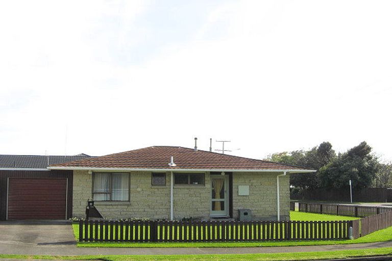Photo of property in 2 Tiverton Crescent, Whalers Gate, New Plymouth, 4310