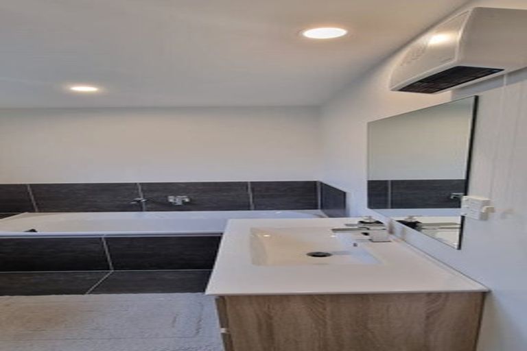 Photo of property in 19 Kaimai Avenue, Massey, Auckland, 0614