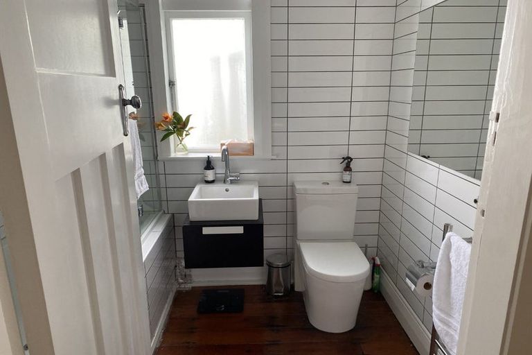 Photo of property in 16 Grosvenor Terrace, Thorndon, Wellington, 6011