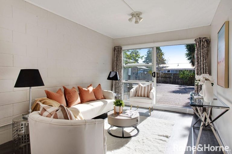 Photo of property in 2/90 Rosier Road, Glen Eden, Auckland, 0602