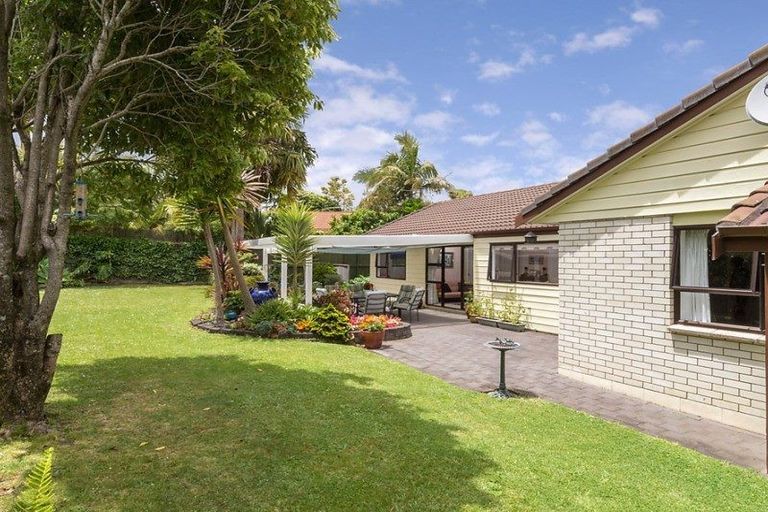 Photo of property in 9 Woodview Rise, Botany Downs, Auckland, 2010