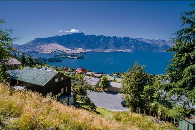 Photo of property in 19 Caples Place, Fernhill, Queenstown, 9300