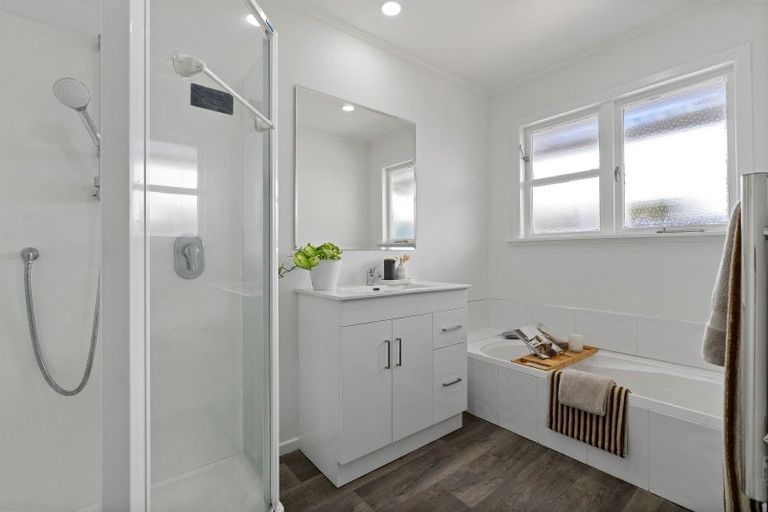 Photo of property in 4 Link Road, Newlands, Wellington, 6037