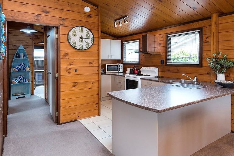 Photo of property in 25a The Esplanade, Eastern Beach, Auckland, 2012