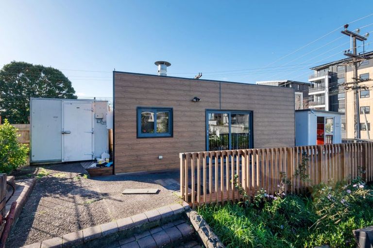 Photo of property in 1/174 Lake Road, Northcote, Auckland, 0627