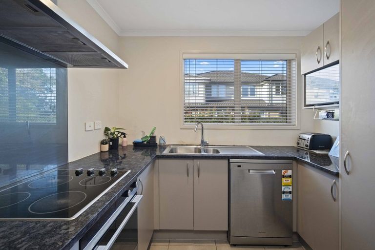 Photo of property in 13 Akeake Lane, Manurewa, Auckland, 2102