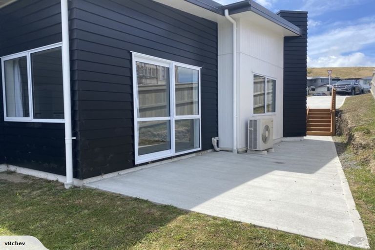 Photo of property in 2 Omaka Place, Aotea, Porirua, 5024