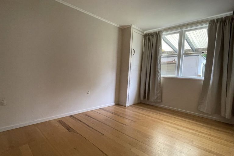 Photo of property in 295 Glenfield Road, Glenfield, Auckland, 0629