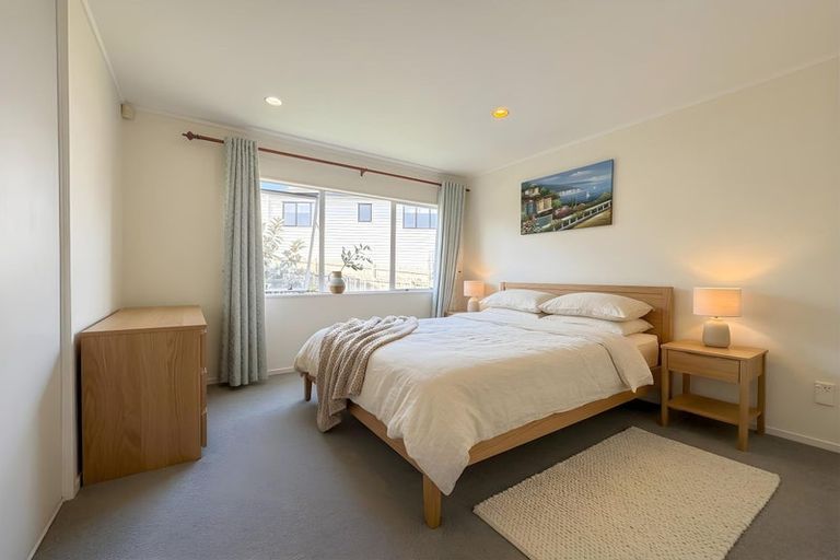 Photo of property in 11 Mira Place, Windsor Park, Auckland, 0632