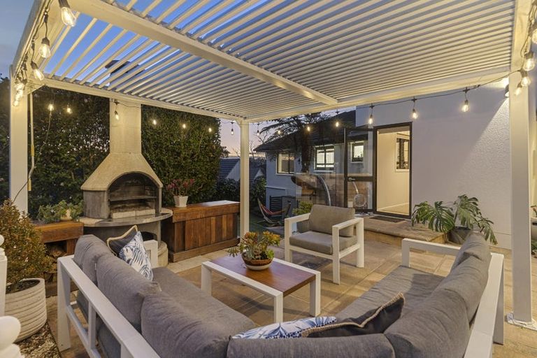 Photo of property in 6 Liston Crescent, Cockle Bay, Auckland, 2014