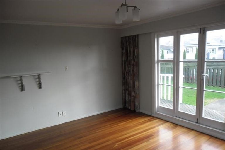 Photo of property in 10 Chapman Street, Newlands, Wellington, 6037