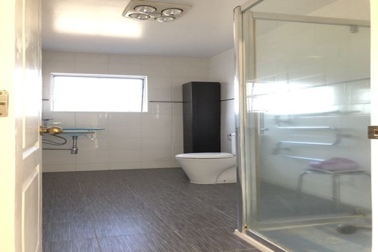 Photo of property in 70 Lagoon Way, West Harbour, Auckland, 0618