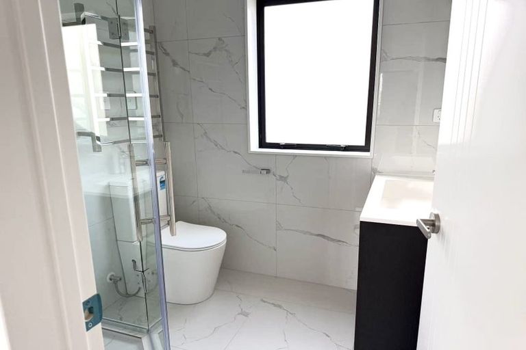 Photo of property in 16 Exmouth Road, Northcote, Auckland, 0627