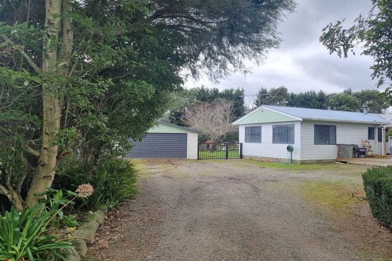 Photo of property in 473 Tararua Road, Levin, 5571