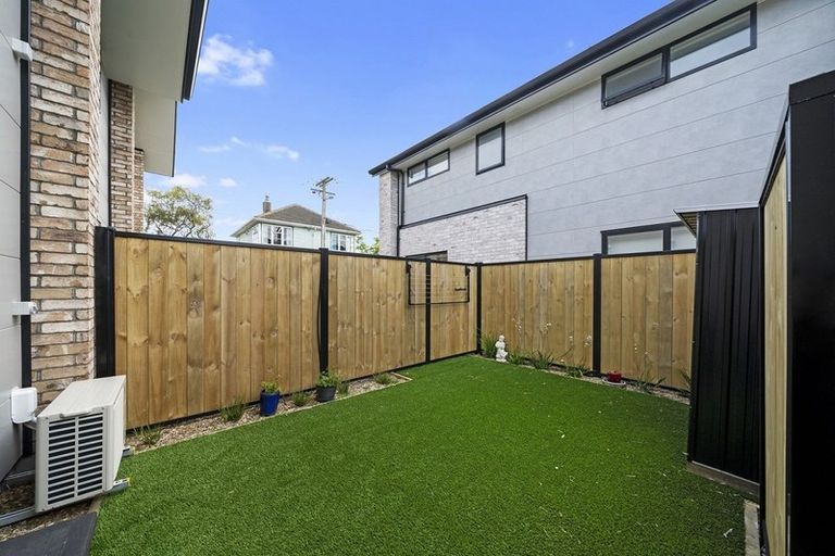 Photo of property in 2/17 Pearce Crescent, Taita, Lower Hutt, 5011