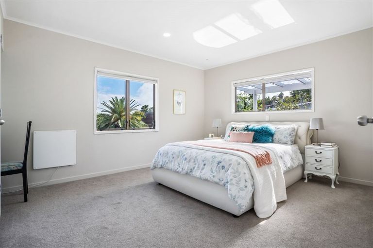 Photo of property in 17 Newport Place, Forrest Hill, Auckland, 0620