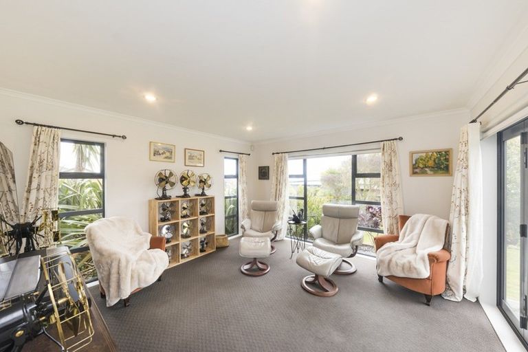 Photo of property in 76 Cashmere Drive, Fitzherbert, Palmerston North, 4410