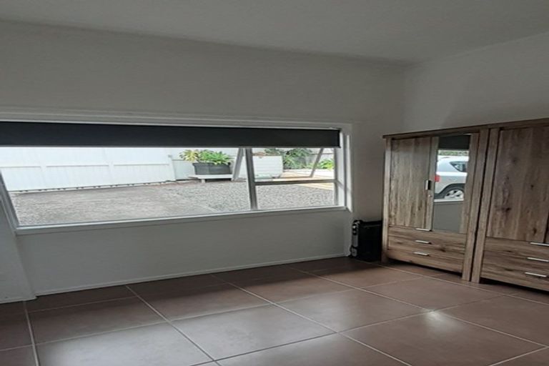 Photo of property in 64 Chelsea View Drive, Chatswood, Auckland, 0626