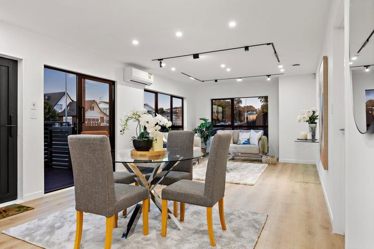 Photo of property in 1/31 Akoranga Drive, Northcote, Auckland, 0627