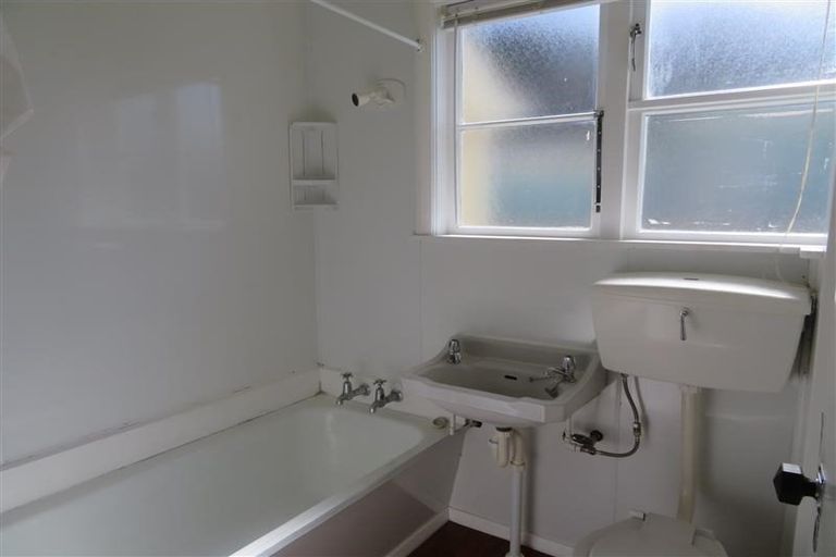 Photo of property in 64 Oxford Terrace, Epuni, Lower Hutt, 5011