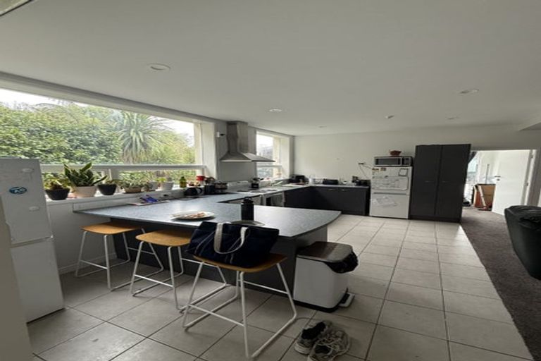 Photo of property in 70 Kelburn Parade, Kelburn, Wellington, 6012