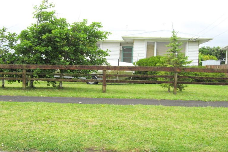 Photo of property in 19 Kiekie Road, Mangere Bridge, Auckland, 2022