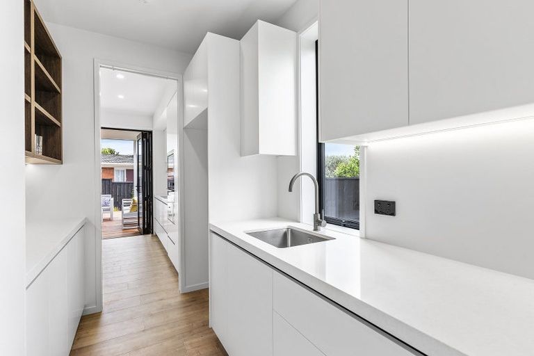 Photo of property in 1 The Crest, Sunnyhills, 2010