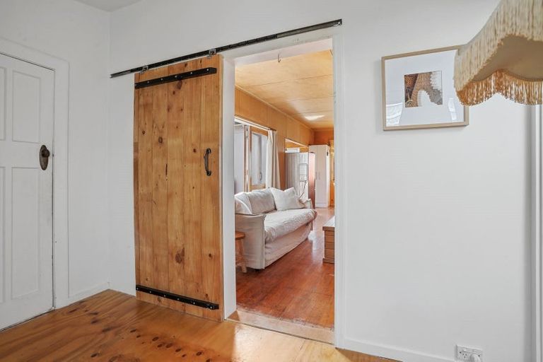 Photo of property in 84 Moncks Spur Road, Redcliffs, Christchurch, 8081