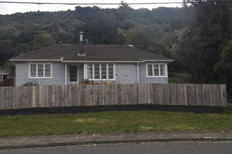 Photo of property in 8a Bledisloe Crescent, Wainuiomata, Lower Hutt, 5014