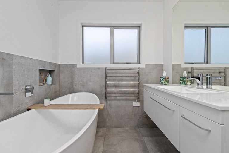 Photo of property in 47 Burrow Road, Pukekohe, 2120