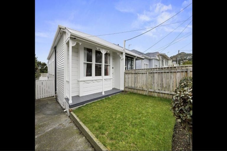 Photo of property in 23 Trent Street, Island Bay, Wellington, 6023