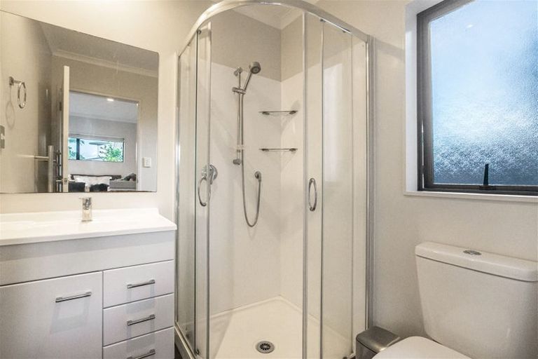 Photo of property in 33a Gill Avenue, Te Atatu Peninsula, Auckland, 0610