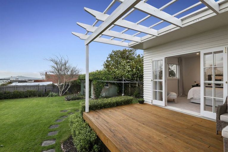 Photo of property in 2/259 Glenfield Road, Hillcrest, Auckland, 0627