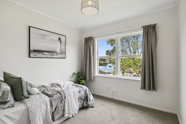 Photo of property in 16 Stewart Drive, Newlands, Wellington, 6037