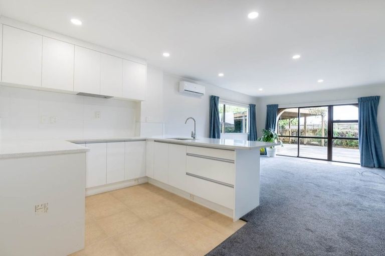 Photo of property in 16 Trevone Place, Forrest Hill, Auckland, 0620