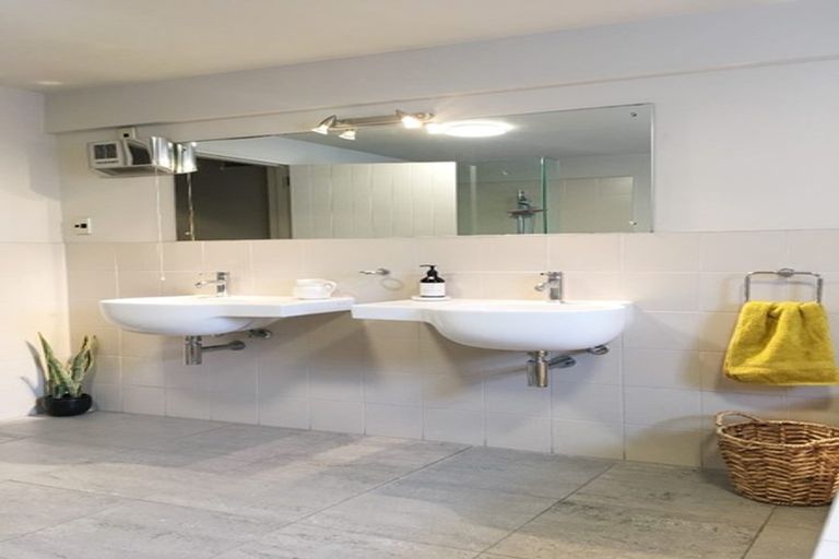 Photo of property in 1/2 Manor Place, Dunedin Central, Dunedin, 9016