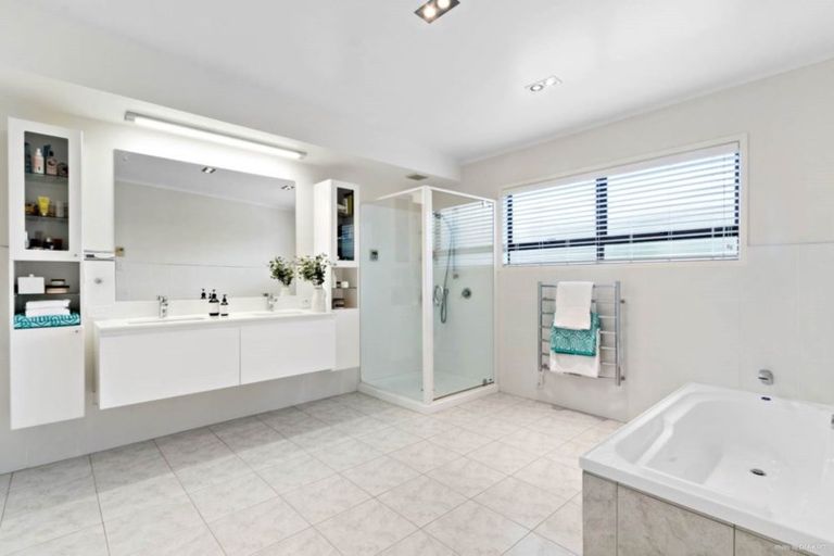 Photo of property in 10 Pine Terrace, Howick, Auckland, 2014