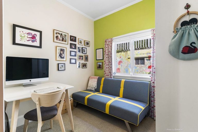 Photo of property in 124 Queens Drive, Lyall Bay, Wellington, 6022