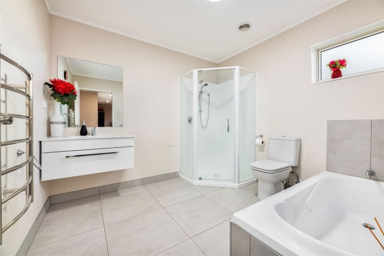 Photo of property in 2 Manatu Lane, Kelston, Auckland, 0602
