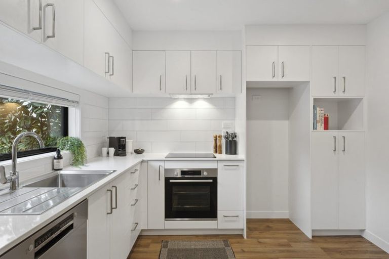 Photo of property in 12 Whakahui Lane, Mangere Bridge, Auckland, 2022