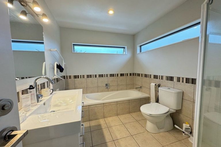 Photo of property in 87a Seaview Road, Glenfield, Auckland, 0629