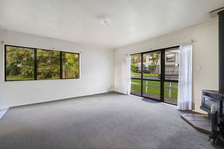 Photo of property in 2/13 Thalia Place, Totara Vale, Auckland, 0629