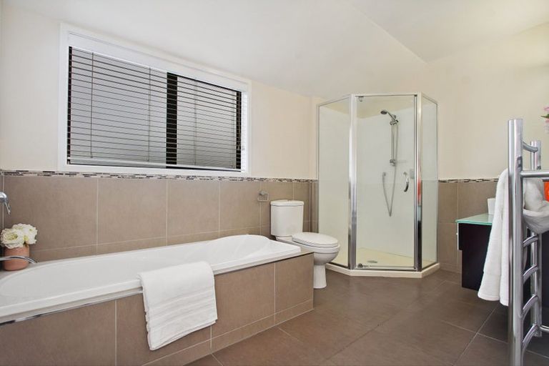 Photo of property in 4a Korotaha Terrace, Rothesay Bay, Auckland, 0630