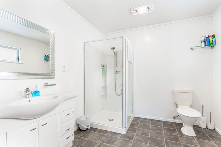 Photo of property in 15 Divich Avenue, Te Atatu South, Auckland, 0610